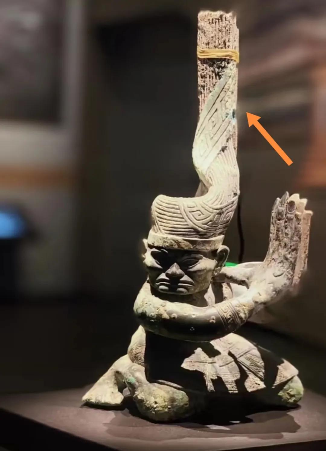 三星堆出土的青铜人戴高冠帽与日本人戴高冠帽。
