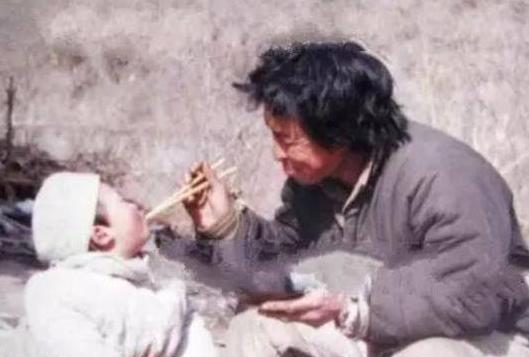 2000年，北大教授王青松毅然辞职，带着校花妻子隐居山野，很多人称他是个疯子，放