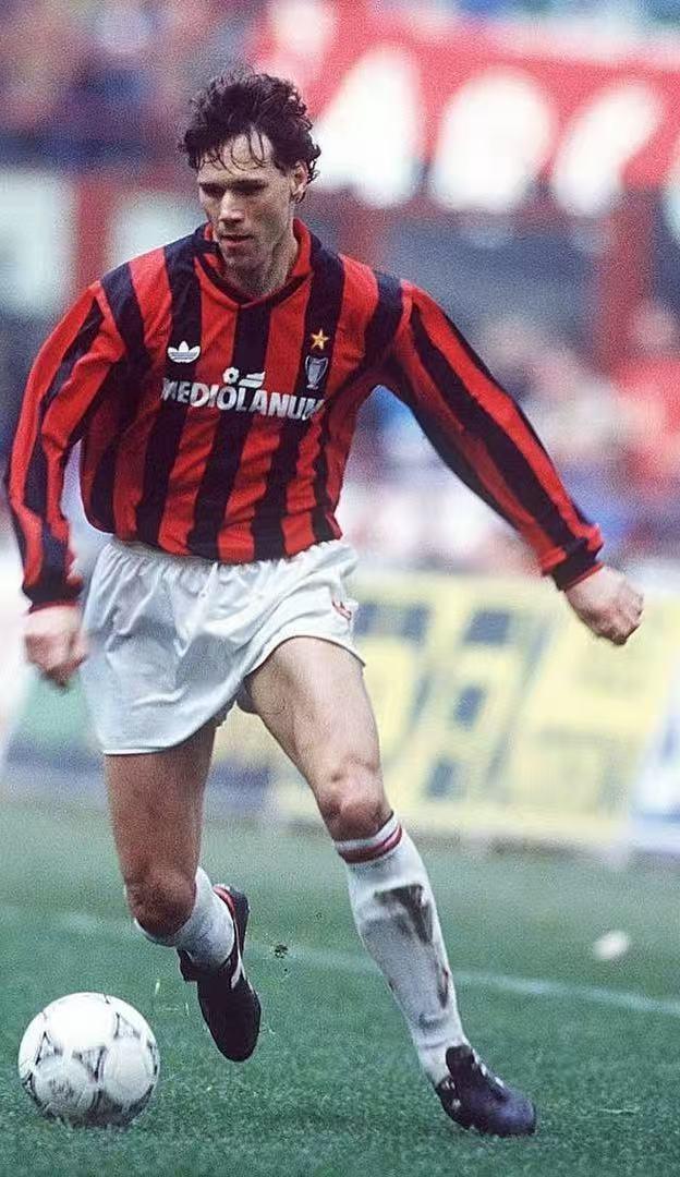 意甲最受欢迎的球队，AC米兰！最近德转发布的全球球迷最多的球队中，曼联、皇马、