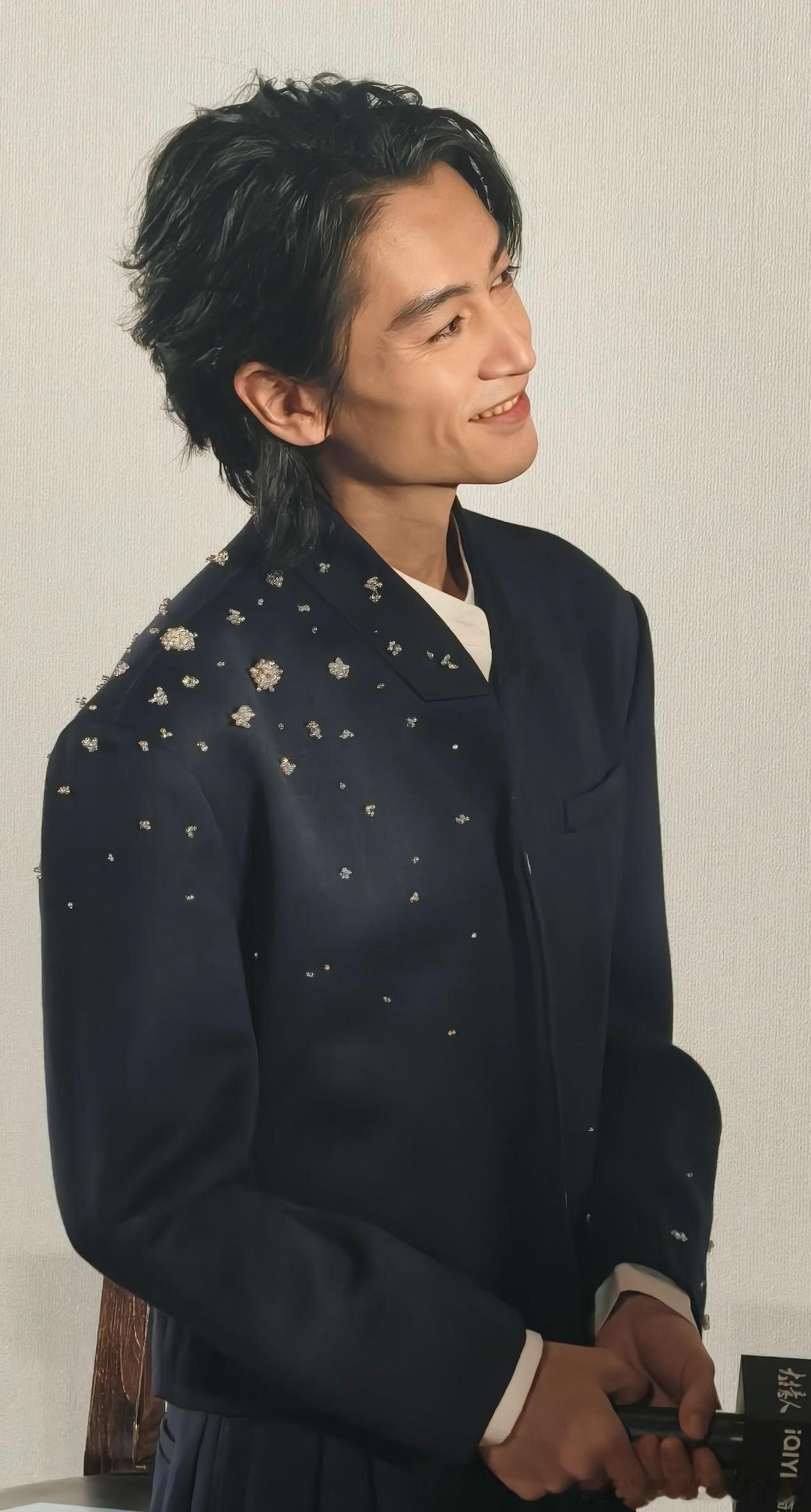 陈晓真的帅的没边啊，真是不管什么发型都能轻松驾驭，还有“古风狂生”这个标签真的好