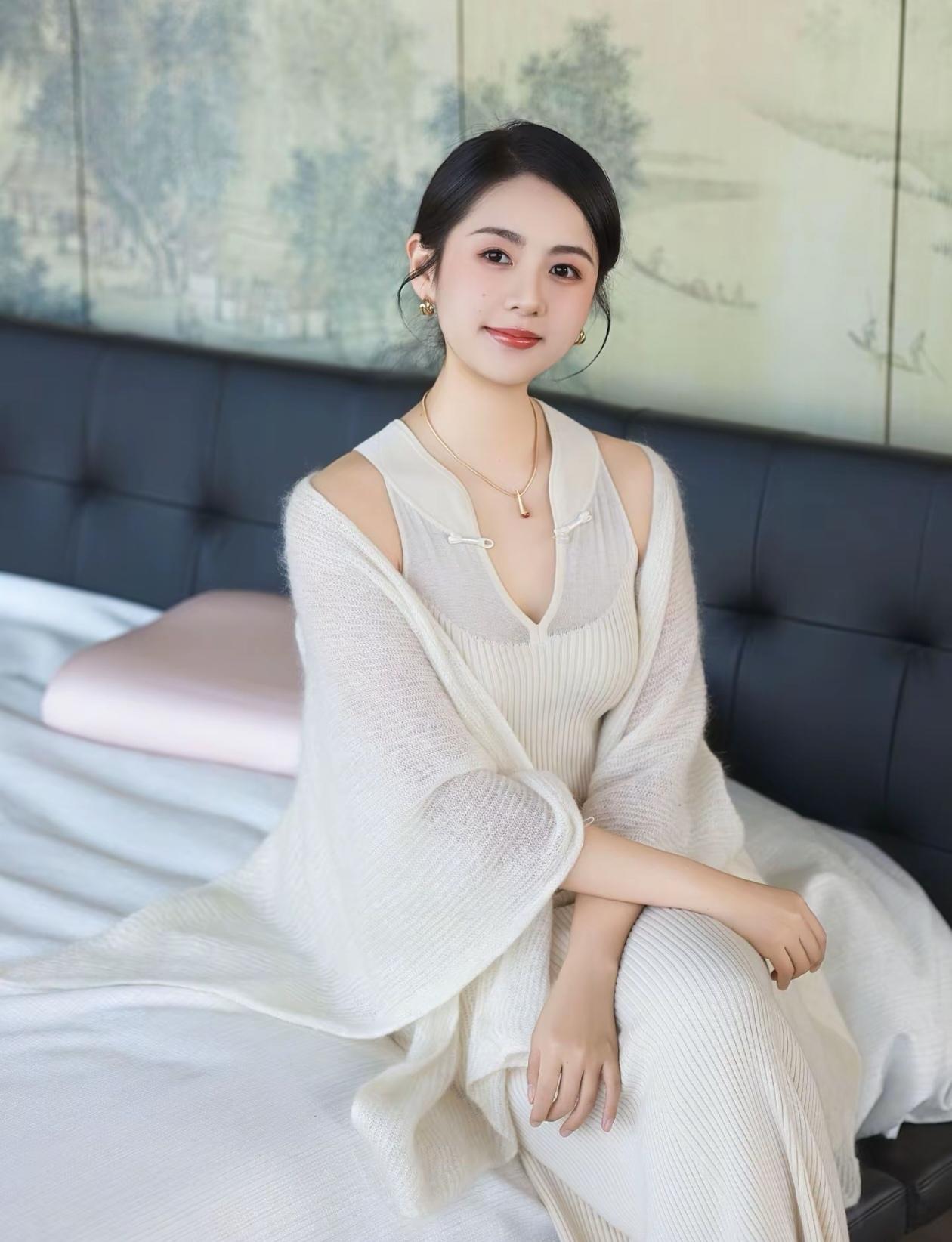 温柔优雅的白色连衣裙，搭配精致耳环，尽显女性魅力。