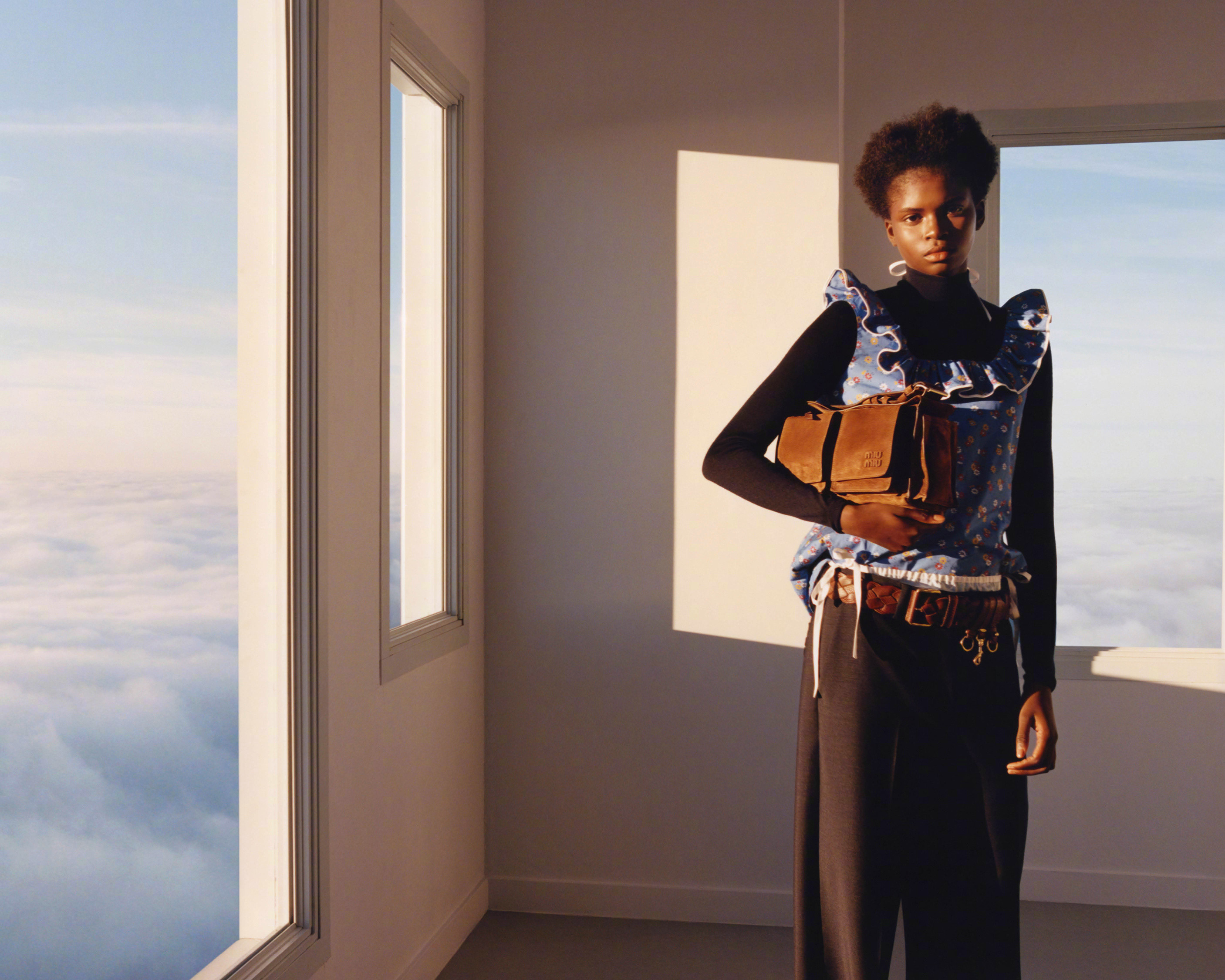 mila时尚资讯MIUMIU2026春夏广告大片—-云端之巅。凌于城市、海