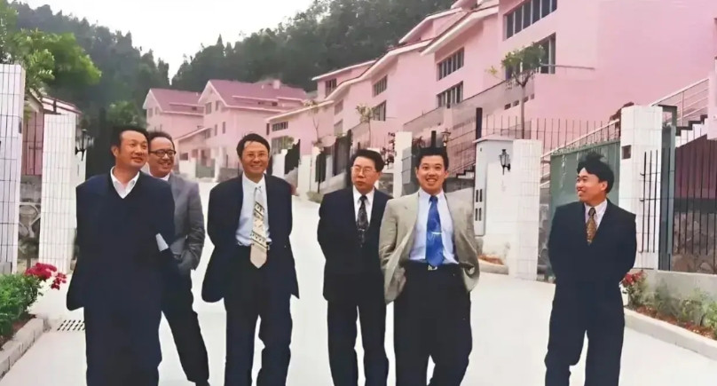 90年代初，深圳街头，任正非与华为经理们饭后散步的珍贵合影。彼时华为尚未崛起，创