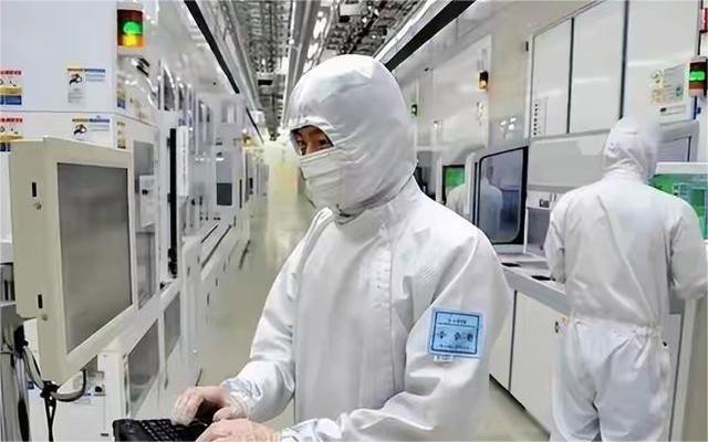 砸下35亿美元，一口气包圆1万张英伟达下一代未发布的顶配战卡！就在所有人都以为A