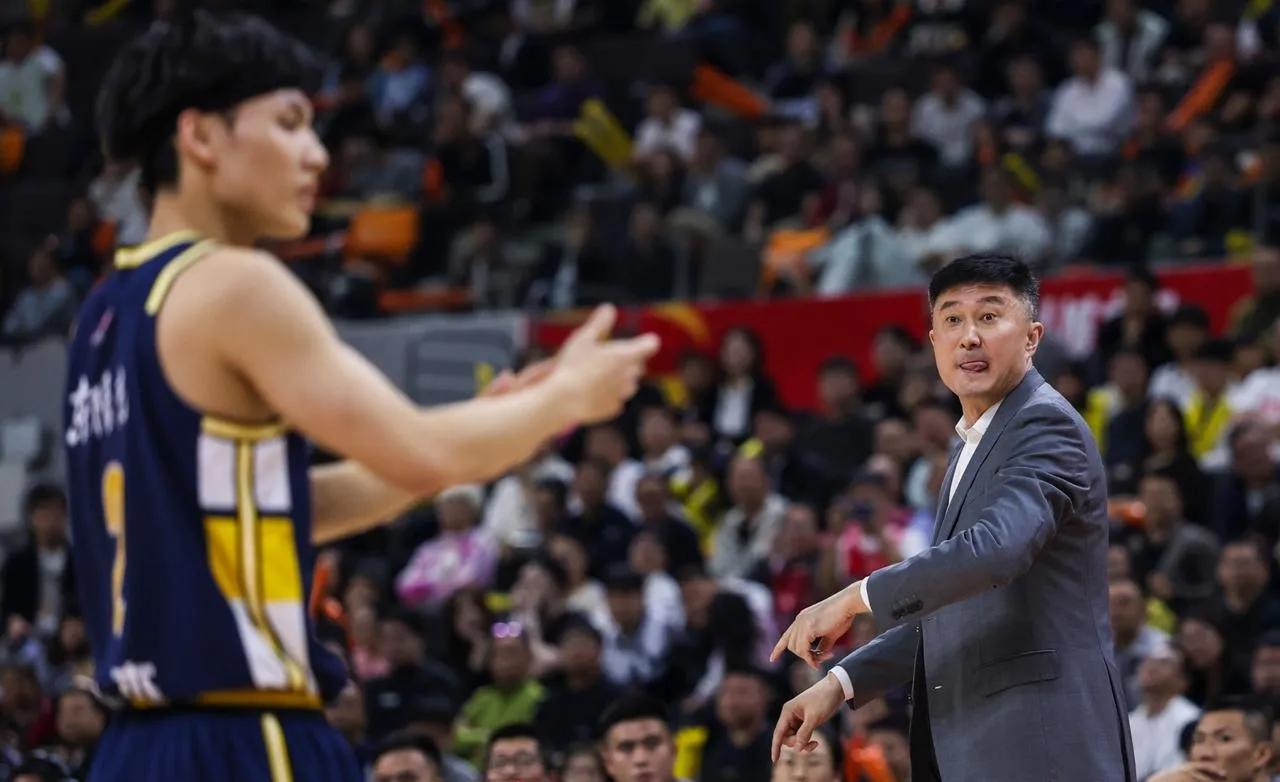 19岁小将爆砍22+8！杜锋赌赢了，广东季后赛迎来最大变数CBA常规赛上演