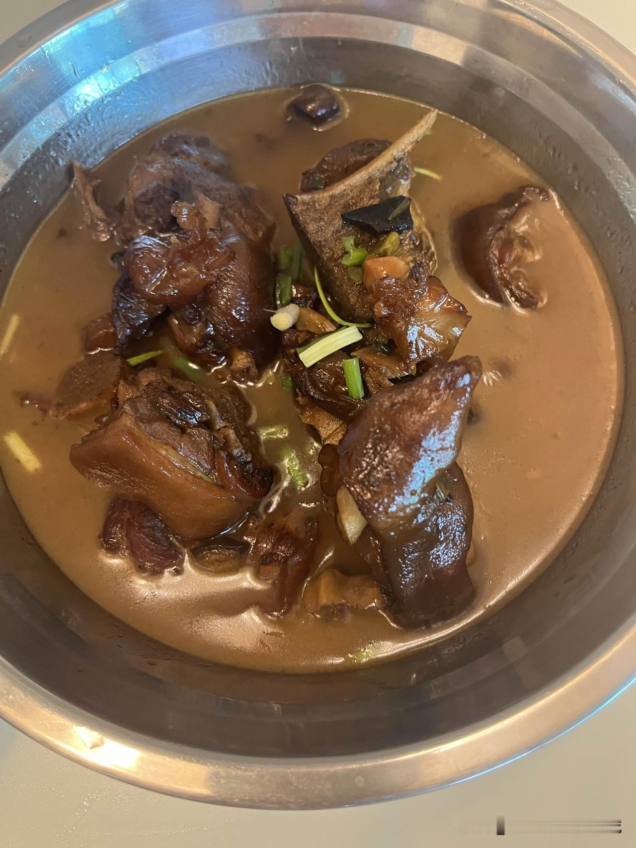 早上还没起床，心里就盘算今天要买的菜，基尾虾先买，因为顺路，然后掉头去虾满堂生鲜