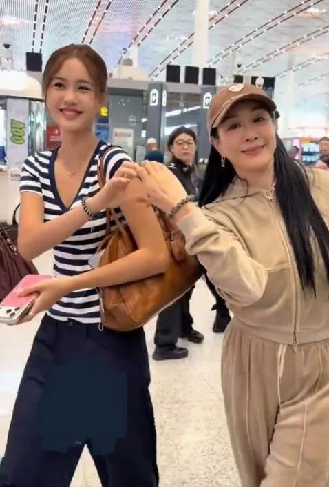 钟丽缇与女儿考拉现身北京机场，母女俩穿搭潮范十足，宛如姐妹。钟丽缇米色运动装动感