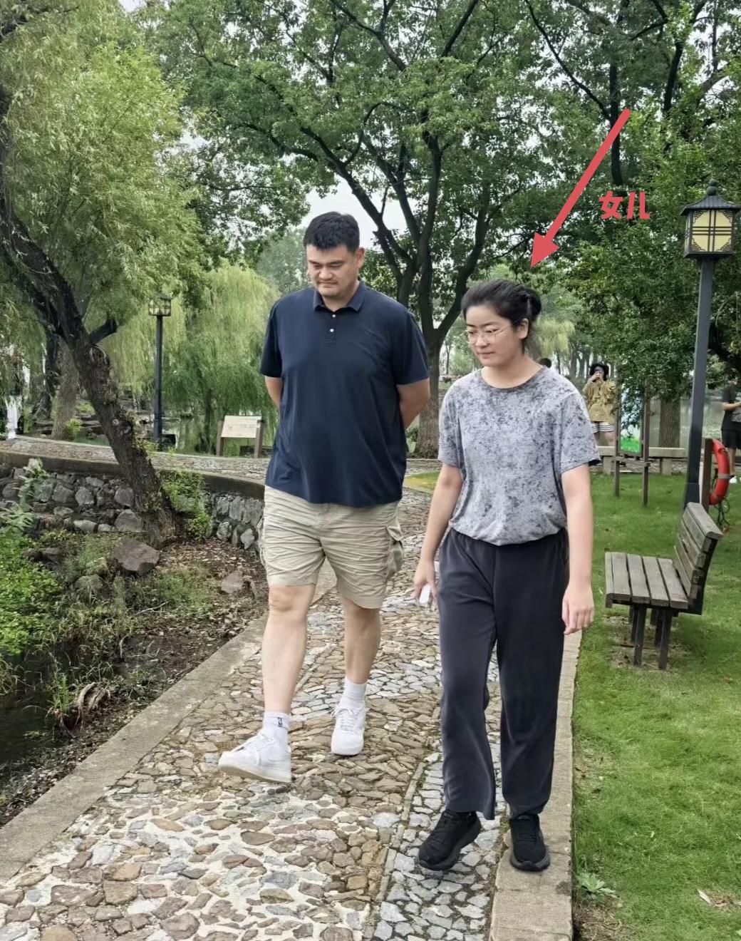 姚明和家人一起到苏州太湖西山岛旅游，他的老婆、女儿和岳母都在，一家人悠闲地欣赏风