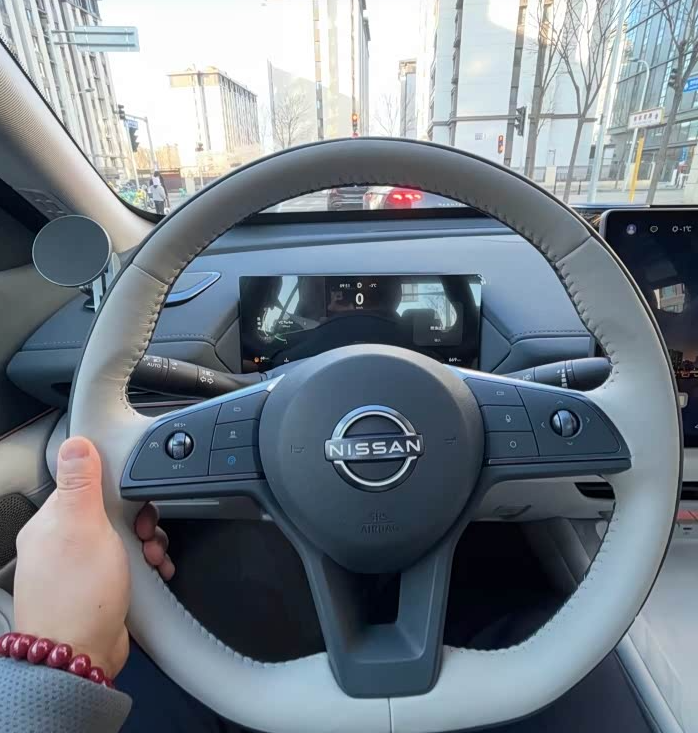 试驾日产天籁这样做，才算把车看透了上车后别急着开，先调整座椅、方向盘到最舒服的