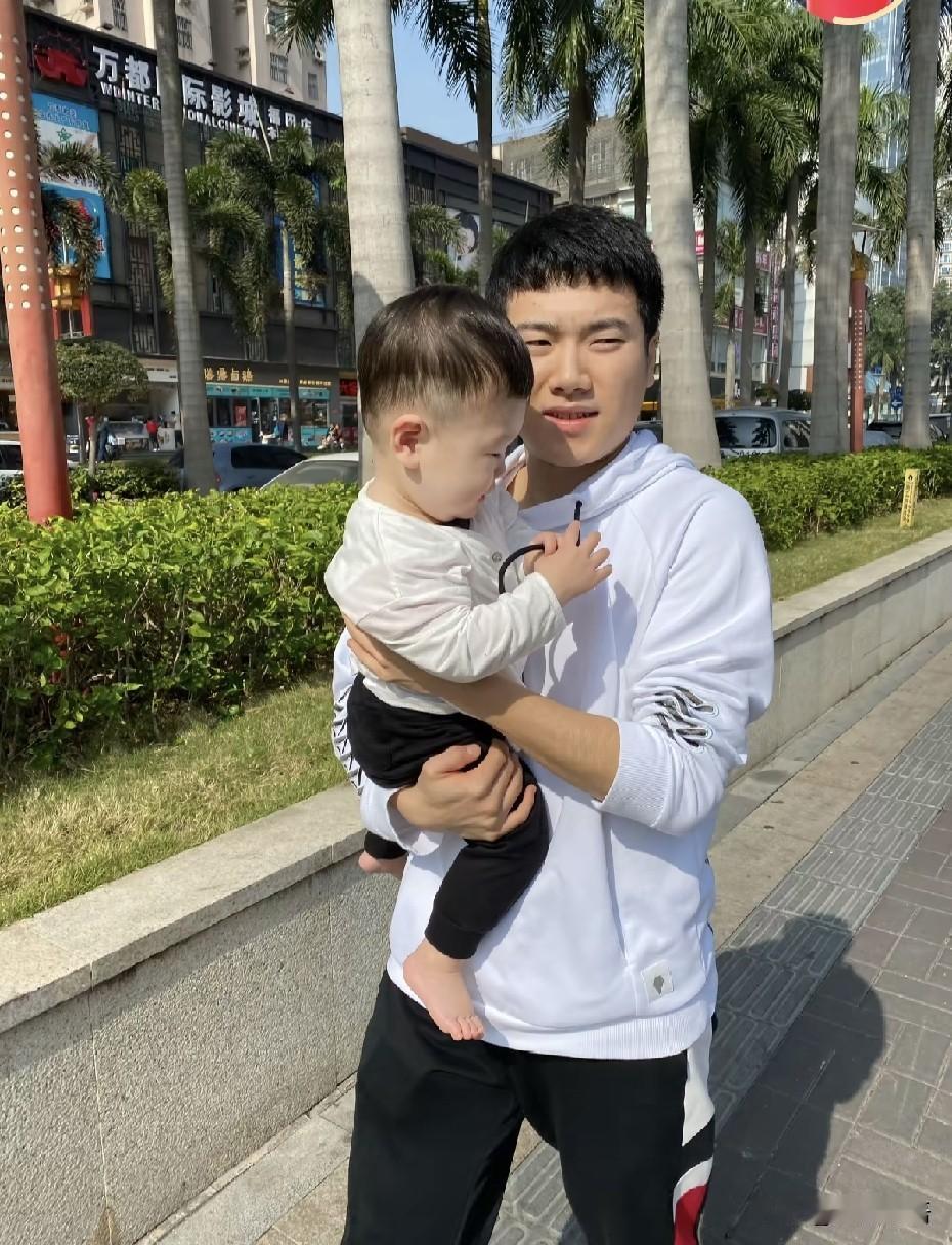 梁靖崑抱着小凉皮的时候感觉他自己还是个孩子，那时候又瘦又年轻，结婚早还是好啊，现