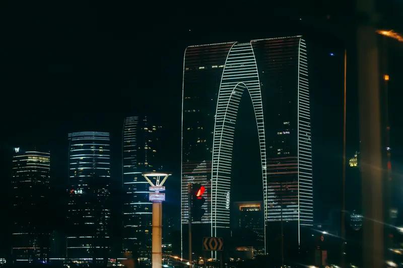 苏州可谓发展领域的一股清流！北上广深的发展得益于国家的大力支持，吸引着全国的人才