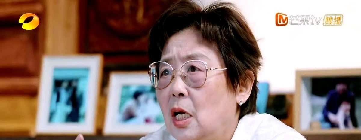 说起黄圣依的童年，妈妈说：“她轻而易举的得奖，学校很好，全是上海最好的学校，参加