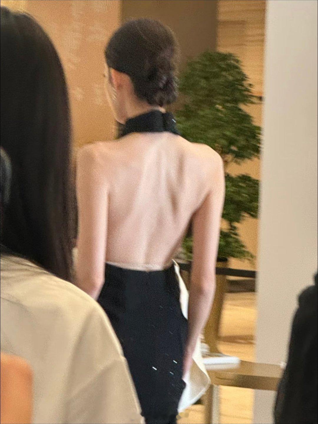 娜扎的身材也太纤瘦了！镜头呈现出来已经足够单薄，很难想象现实当中的身形