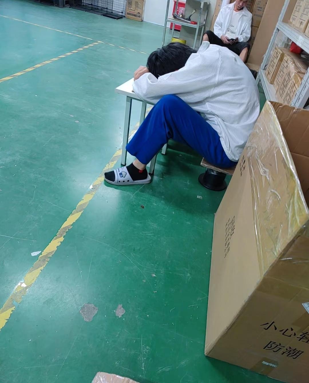该员工上班时间睡觉让保安抓到了,偷偷拍了几张相片,然后保安叫醒该员工,保安对该员