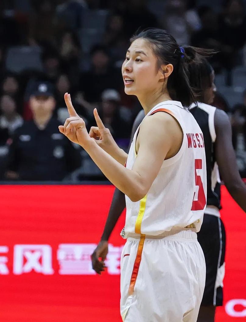 王思雨入选！中国女篮对阵澳大利亚女篮热身赛15人名单正式出炉，具体如下：主教练