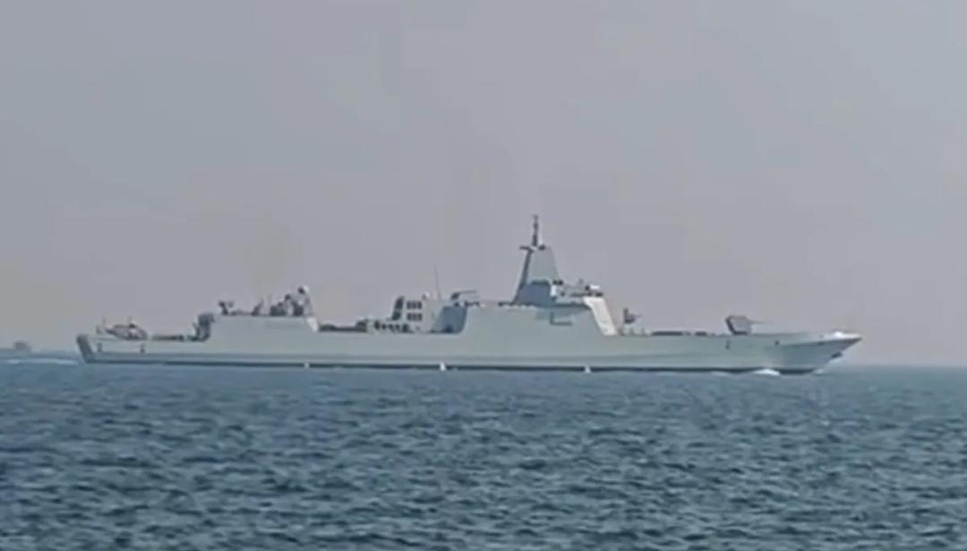 这是第二批次的055大驱海试的画面，具体应该是最后2艘的一艘，113或114。