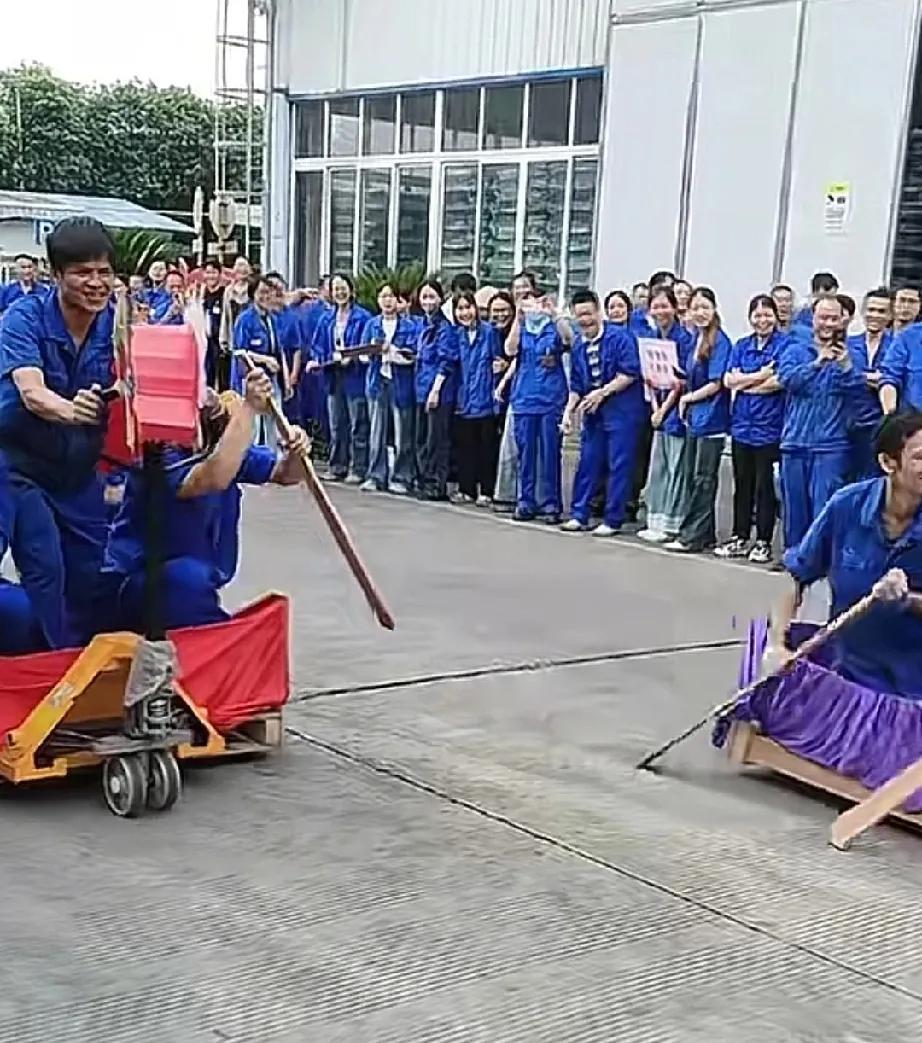 只要思想不滑坡，叉车也能赛龙舟！你们看看，我公司厉害吧，没有龙舟，没有河，我们