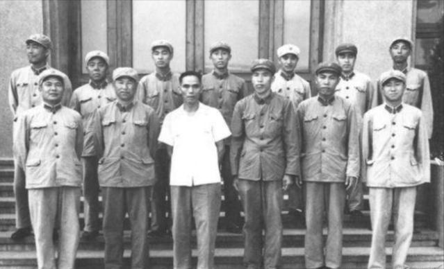 1967年的一天，成都军区副政委刘结挺刚到办公室，成都军区司令梁兴初中将就气冲冲