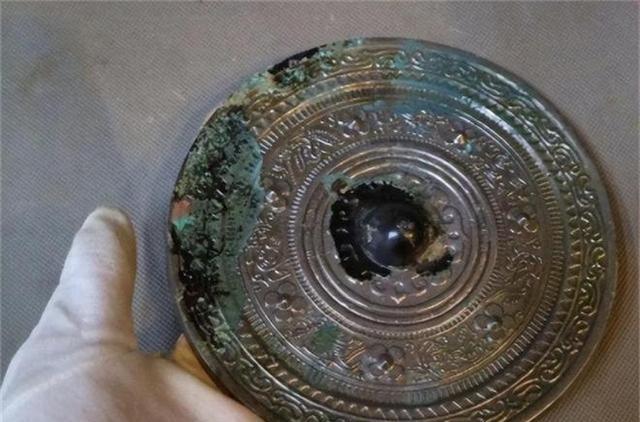 1982年，一位农民向上海来的几名专家炫耀道：“俺家有面照妖镜，是祖上传来的