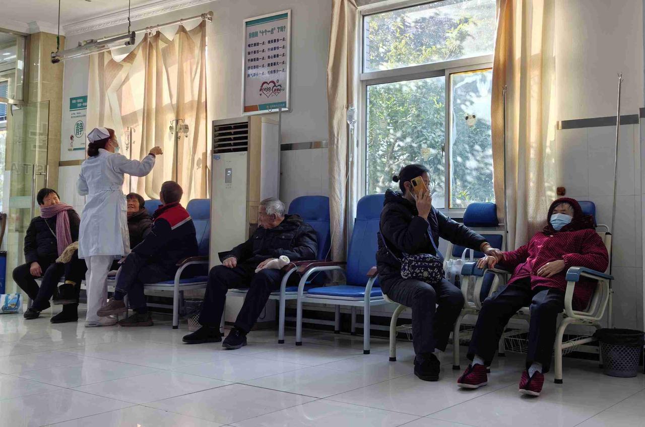 真是无巧不成书，连续两天我陪老妈在医院挂水，旁边坐的是同一个老太太。这个老太