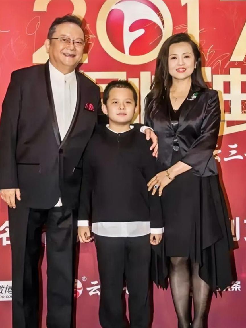 77岁的王刚，60岁的时候得了一子，本以为晚年可以安享清福，没想到现在17岁的儿