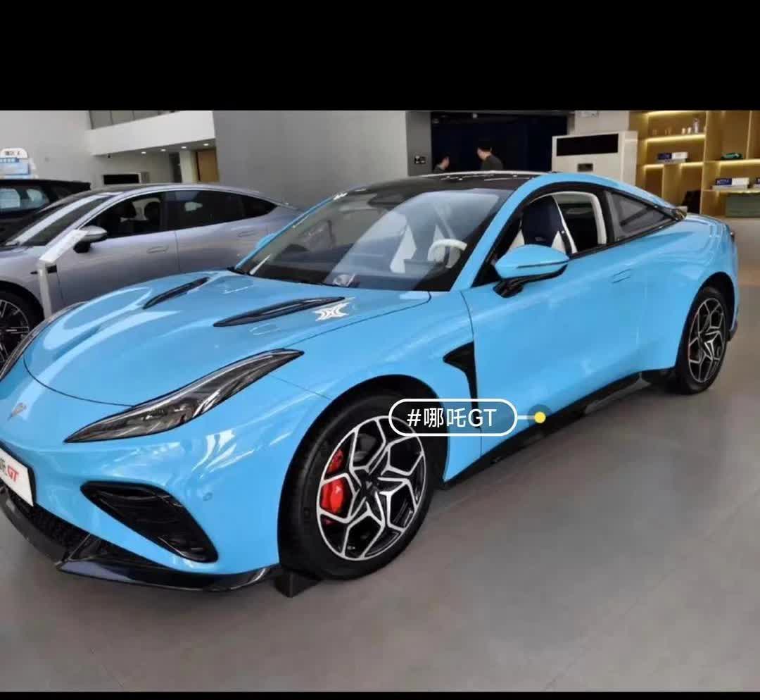 今天在街上发现了一款哪吒的轿车，跟小米SU7长得很像啊！哪吒都要倒闭了，这款车肯