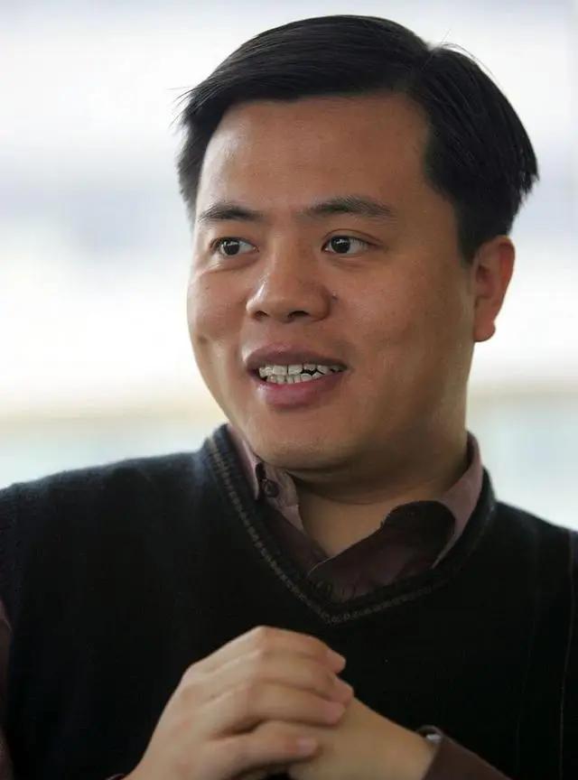 中国前首富陈天桥，如今或许已是外国人。他突然回国，动用境外资本，趁着国内楼市调整