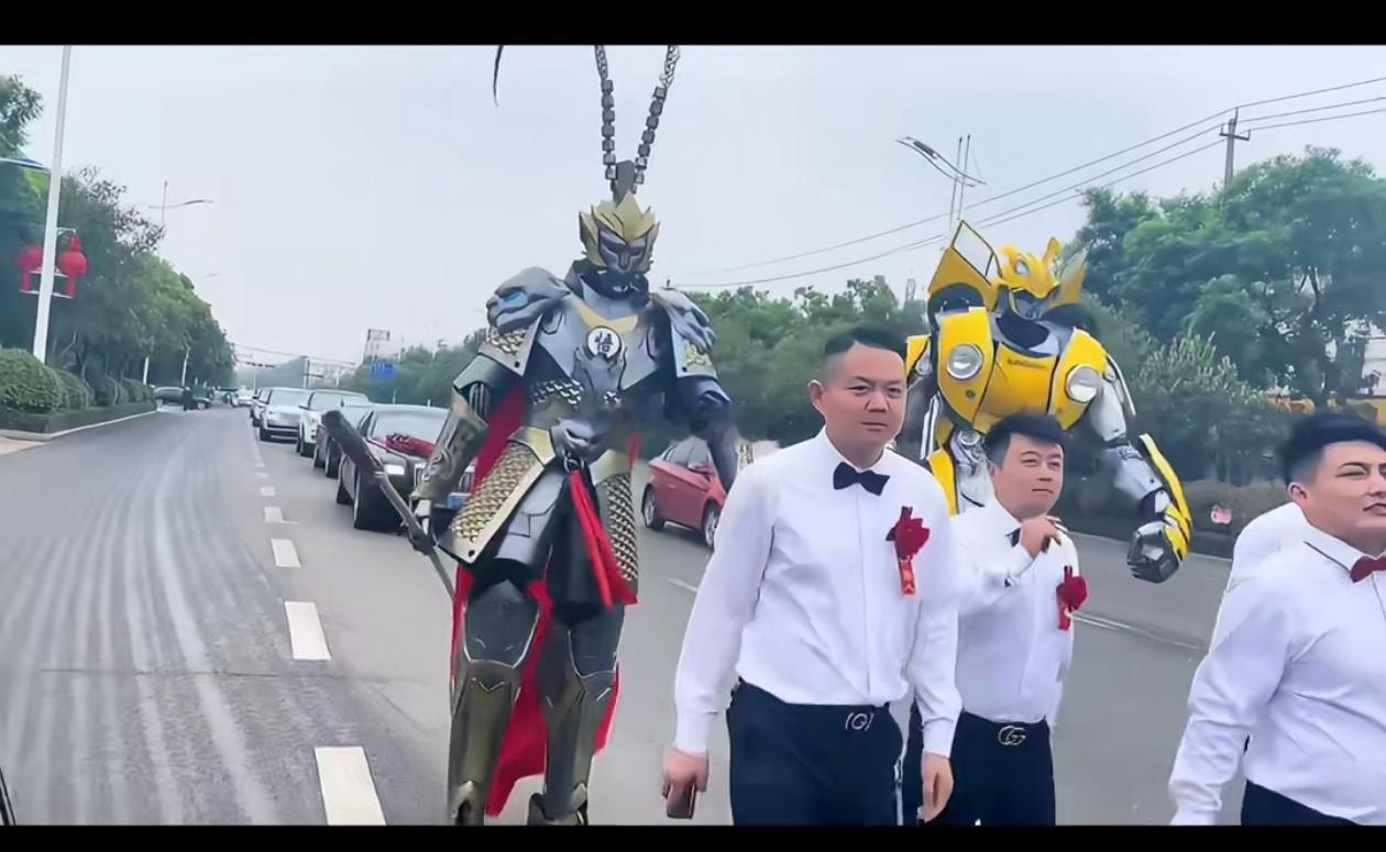 湖北小伙创业选了一个小赛道——穿戴机甲服，没想到订单接到手软。主要是婚礼、演出、