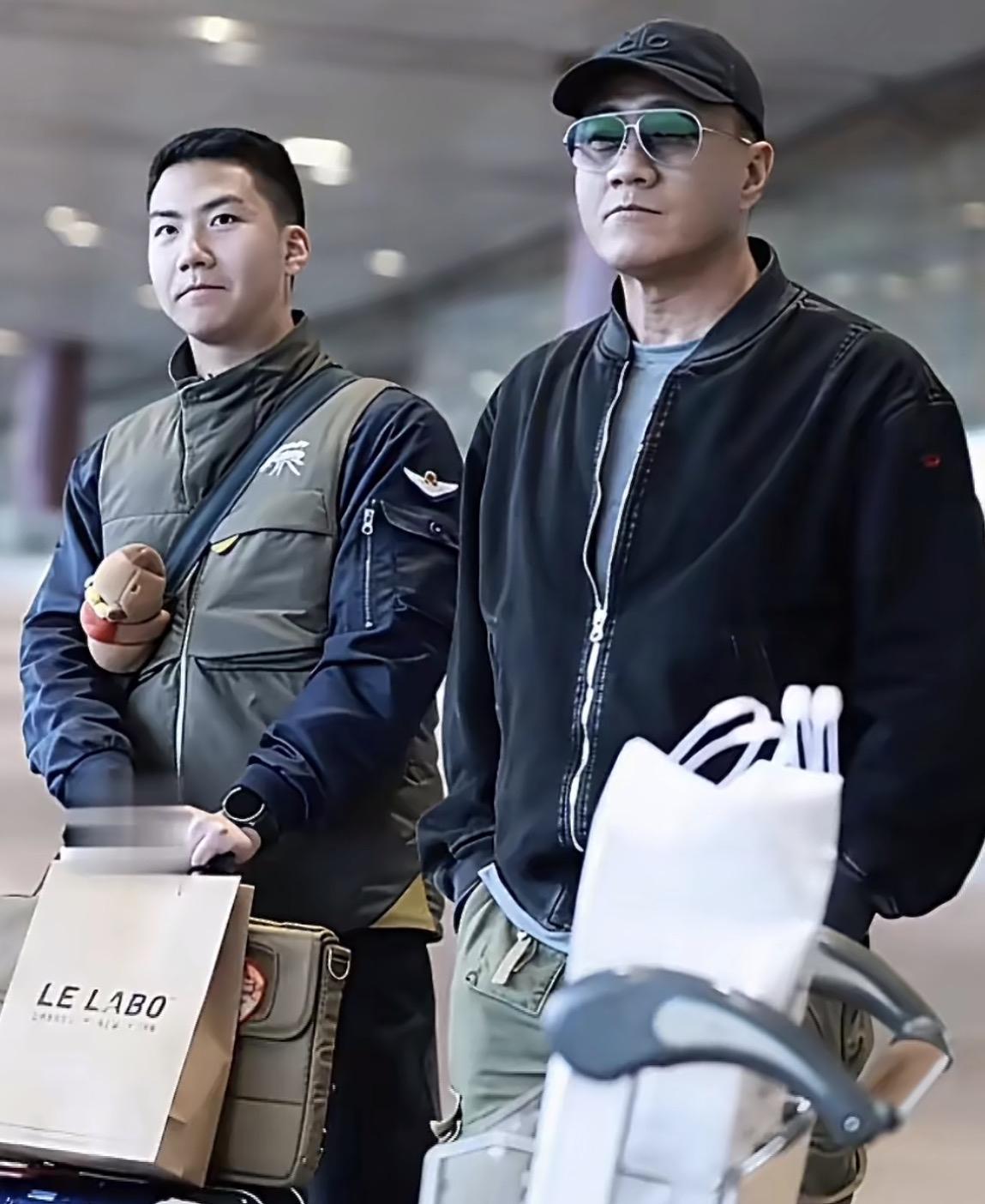 在北京机场，胡军17岁的儿子康康，用行动给“星二代”这个词狠狠正名了一把。寸头利