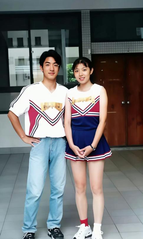 1998年，20岁的蒋万安和学姐石舫亘的合影。网传这张照片在台湾政大校园拍的