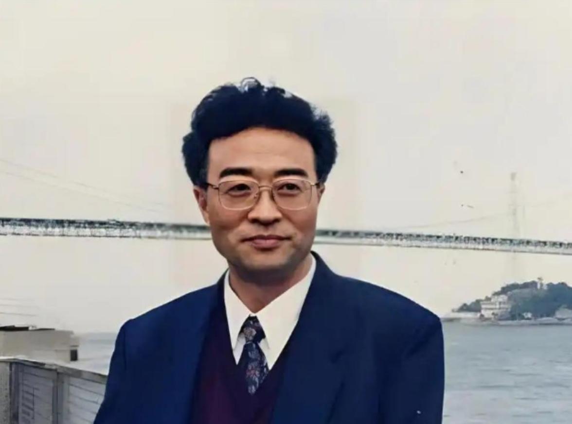 他名叫刘铁骑，是大贪官刘青山的儿子，1952年，刘青山被处决。六岁的刘铁