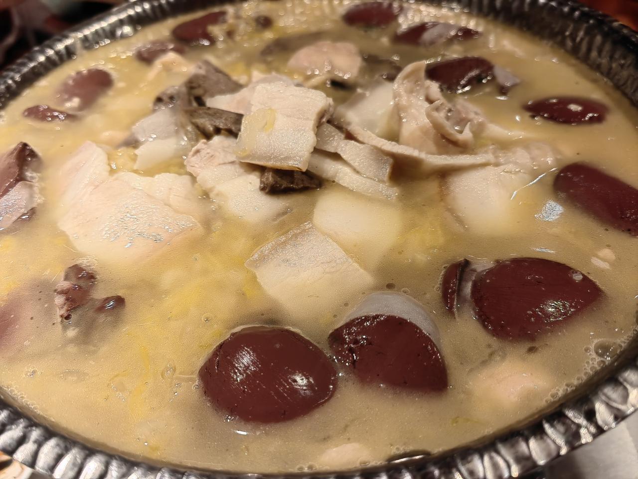 午间在宾馆边上的一家东北菜午餐。酸菜白肉血肠正好中和宿醉。性价比还不错。​边上