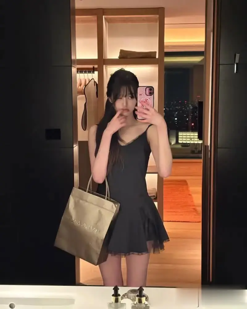 张元英怎么不像二十岁的小姑娘，拍照表情好奇怪