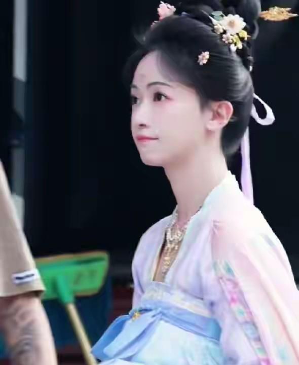吴谨言和陈哲远新剧一出，热搜直接炸了。眼神拉丝四个字，两小时破亿阅读。B站二
