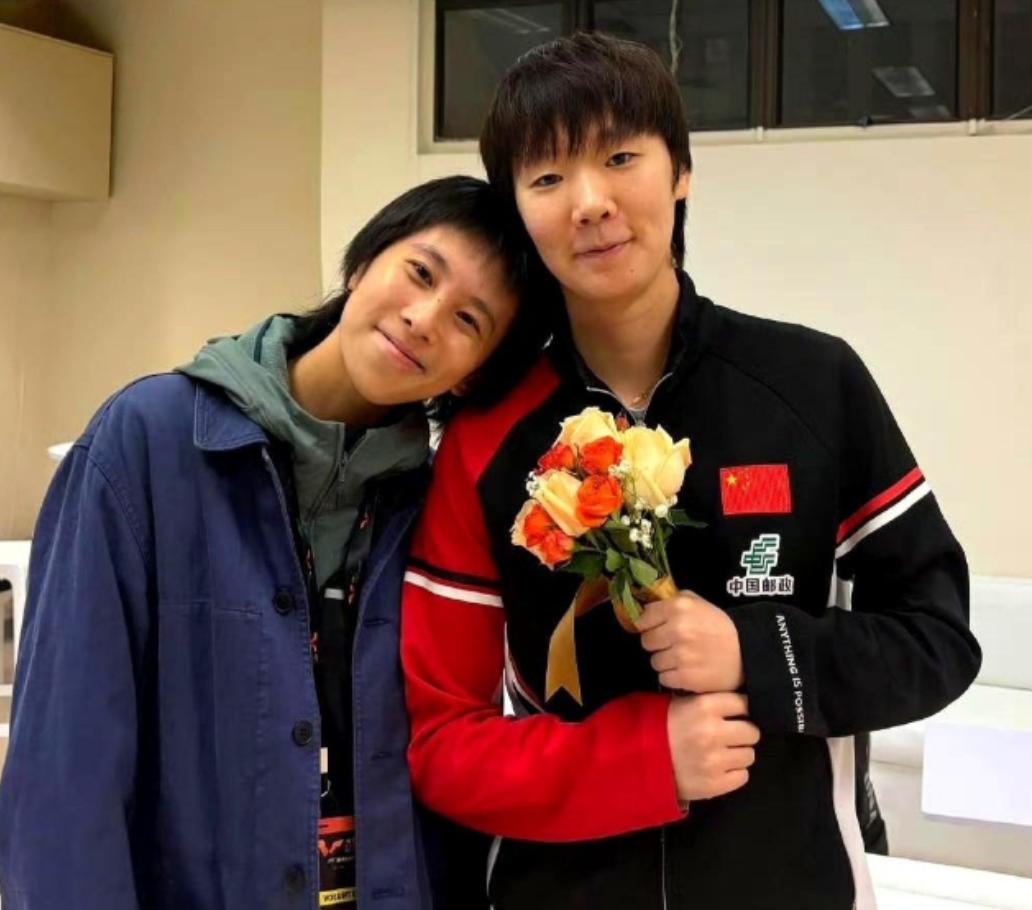 王曼昱夺冠后，拥抱的第一个人不是教练。她拨开人群，径直冲向看台，紧紧抱住那个已经