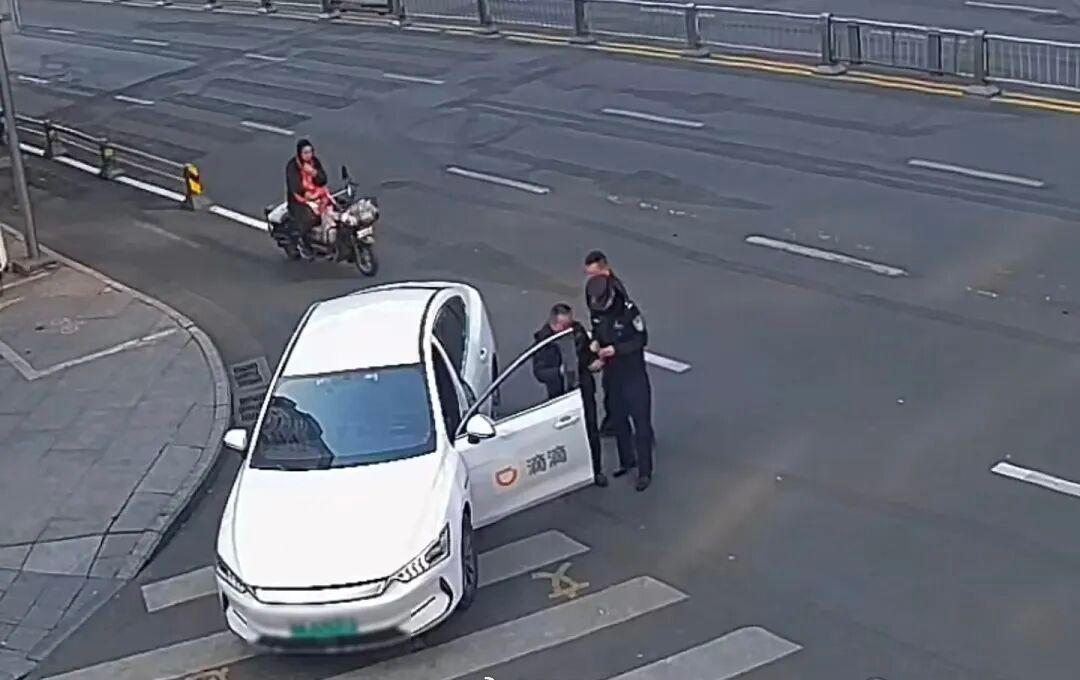 ​​近日，四川省成都市青羊区长顺中街发生的一幕，让网约车驾驶人刘先生后怕不已——