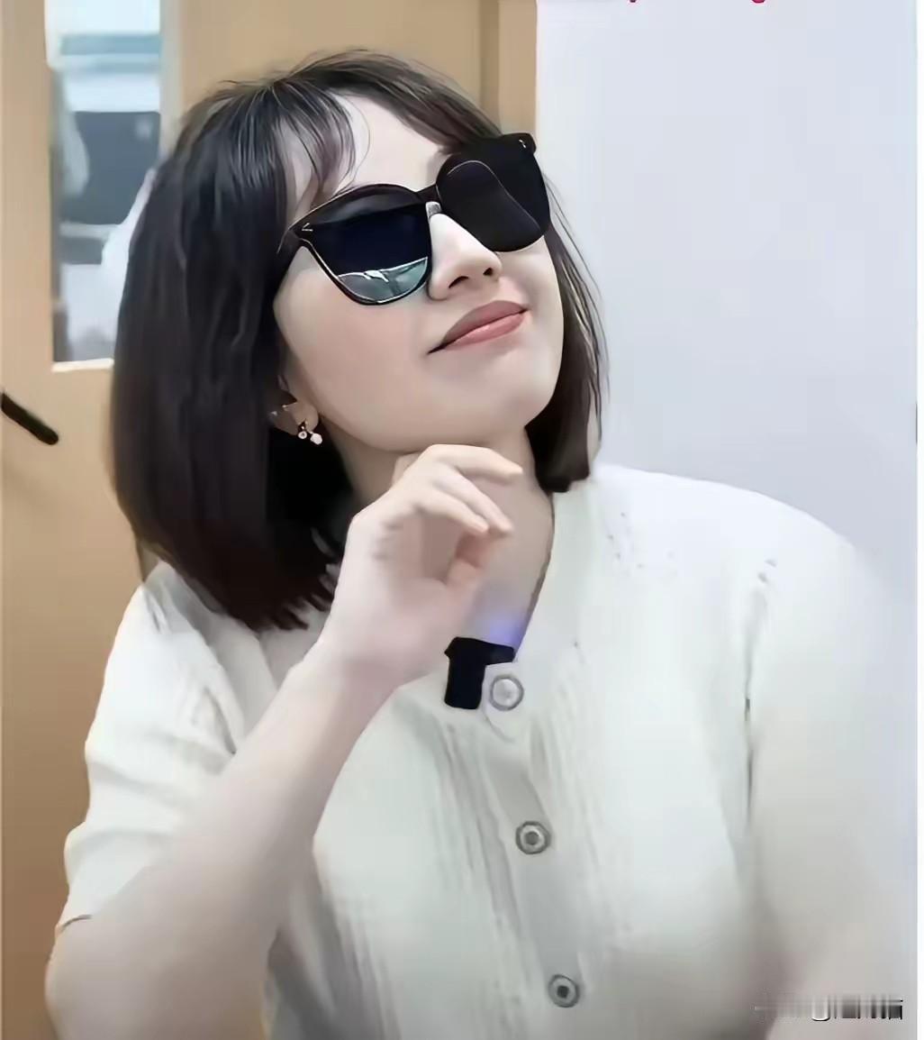 曾医生的颜值非常高，肤白貌美大长腿，五官也很端正，尤其是那双眼睛，明亮有神，透