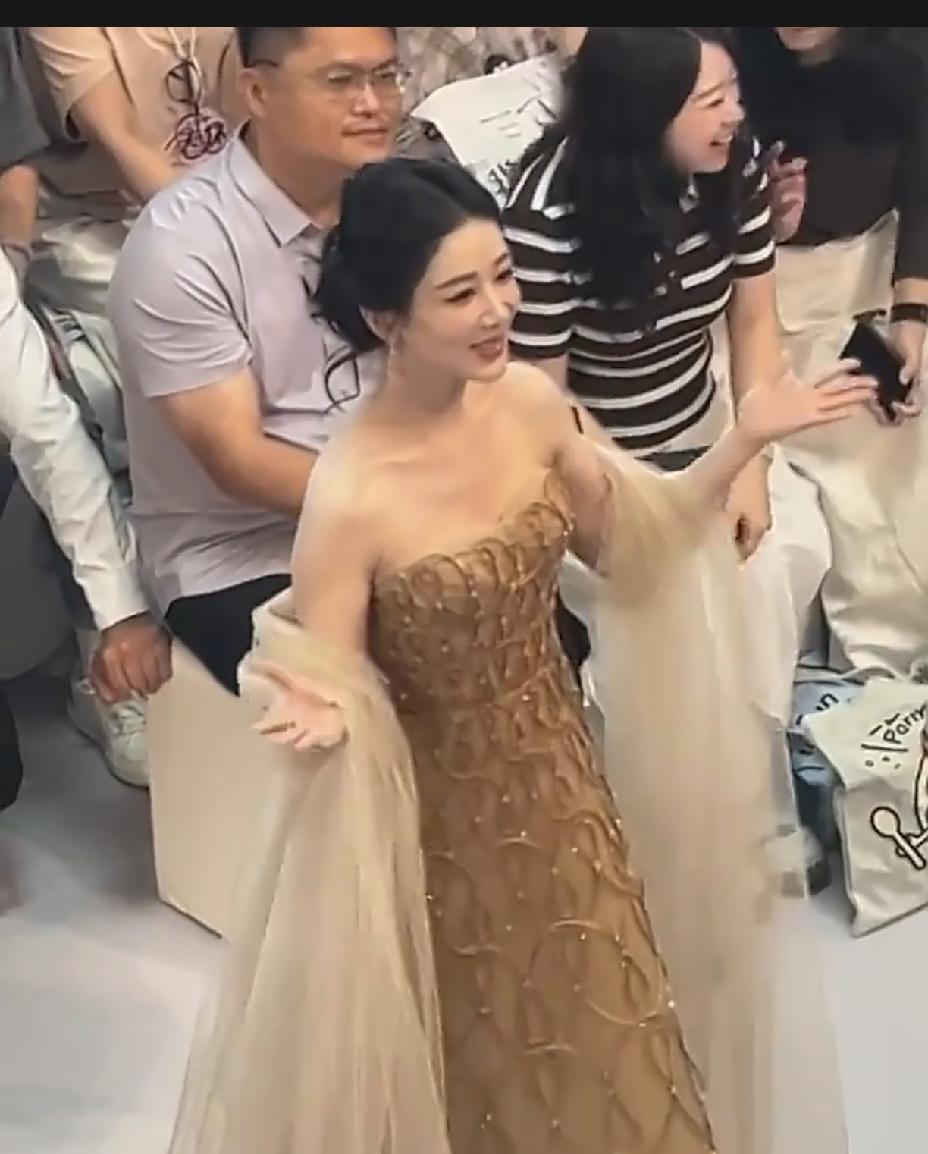 杨紫，引发热议7月4日下午，杨紫引发热议，不过这次不是因为白玉兰最佳女主角