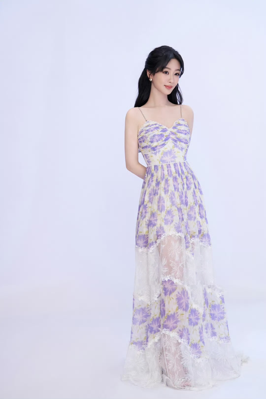 杨紫杨紫温柔与坚韧邂逅杨紫碎花吊带紫裙哇趣！这个碎花吊带紫裙也太好看了吧