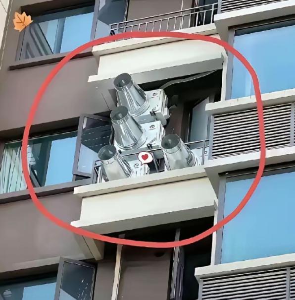 安徽一名男子出差回家，觉得屋里闷热得慌，连忙推开窗户，一眼瞥见对面住户外墙装了四