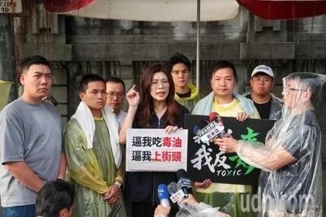 郑丽文赴凯道探视绝食静坐的蓝营议员针对近期蔓延的“毒油案”风暴，国民党台北市