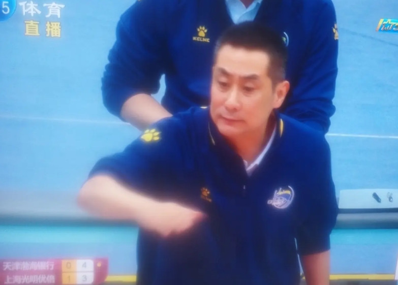 【主教练，你先得稳住了】天津女排客场输给山东女排，队员情绪波动可以理解，裁判误