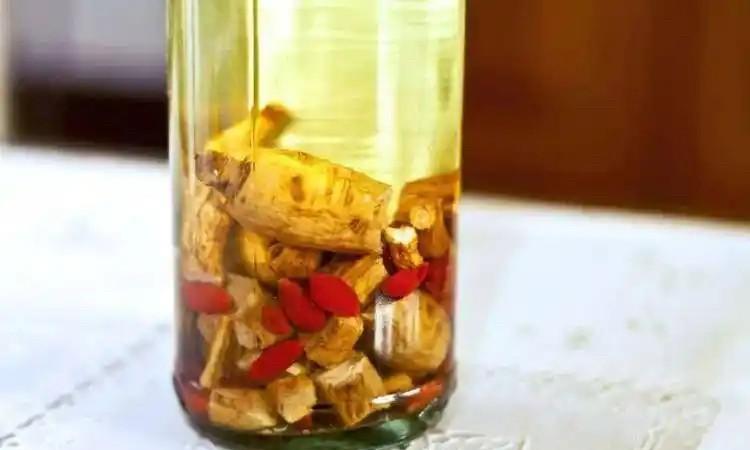 云南，男子到一户人家做工，与主家一起吃完早饭后，“偷”喝了主家放在橱柜旁玻璃瓶里