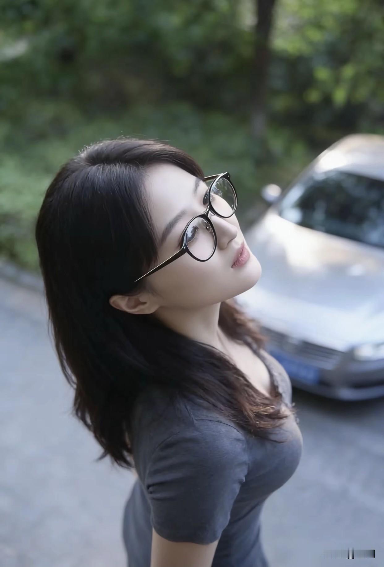 优雅气质与微笑的魅力有多大甜美眼镜少女，清新自然，元气满满！😊✨