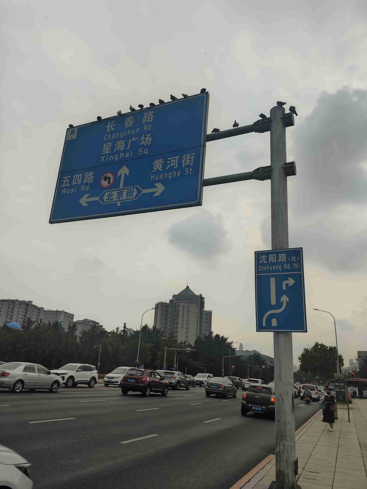 我的今日状态：🥲强颜欢笑我这里的天气：🌤️多云大连人民广场打卡指南！路