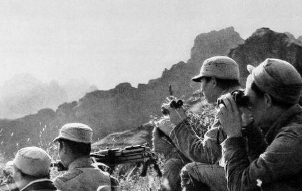 1951年行军途中，一名战士目光死死黏在路边妇人身上。连长见他分心走神，又气又急