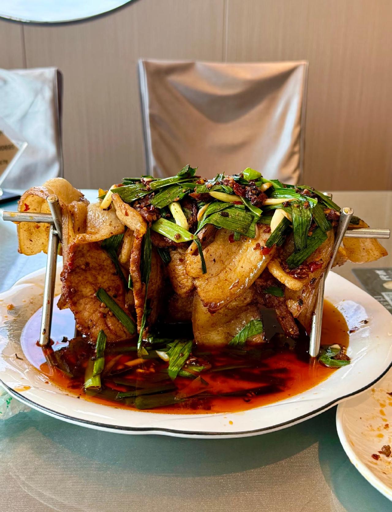 没想到网上很火的连山回锅肉竟然是真的！不知道大家最近有没有经常刷到就是按片收