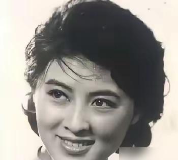 她没演过他眼里的戏，他也没等来她痊愈的那天。唐凤楼第一次见杨丽坤，她正坐在昆明