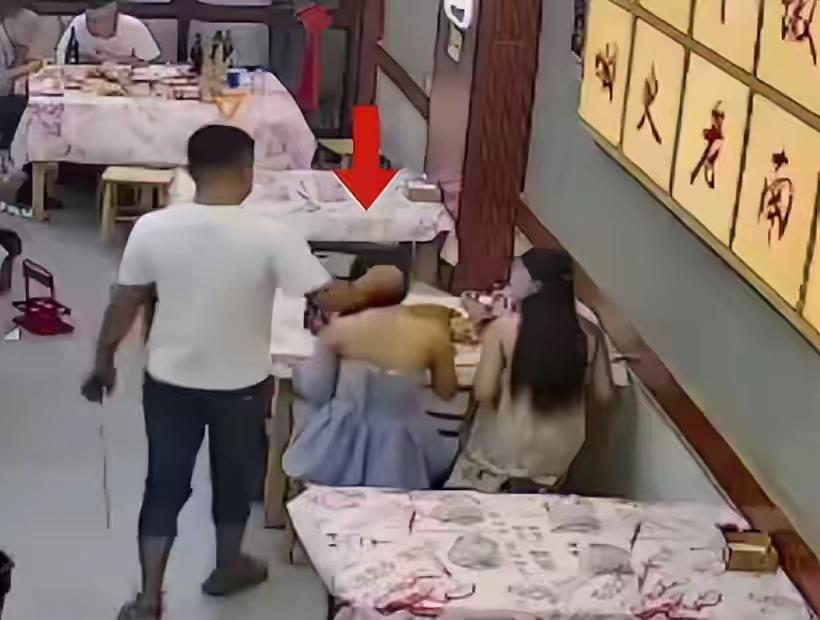 这咸猪手到处有啊，女子和女朋友吃夜宵，居然被陌生男子摸了头！视频中，俩女孩子
