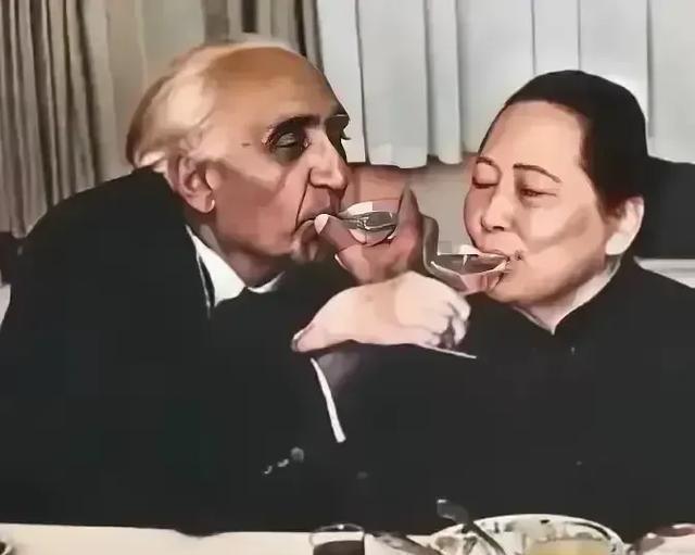 1979年，宋庆龄与马海德医生在一起，留影，永恒的回忆！马海德原名乔治·海德姆